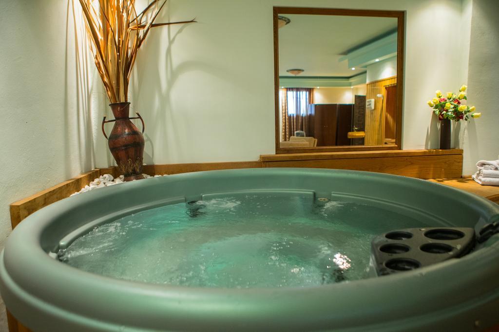 Nostos Hotel Káto Loutrákion Dış mekan fotoğraf